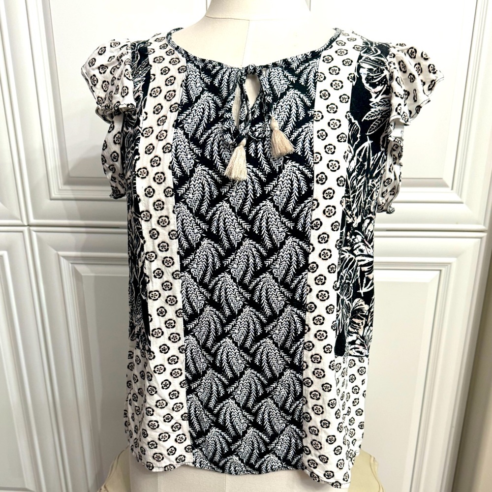 Tribal Jeans Women’s Sz Large Flutter Sleeve Black + White Blouse w/V-Neck Ties